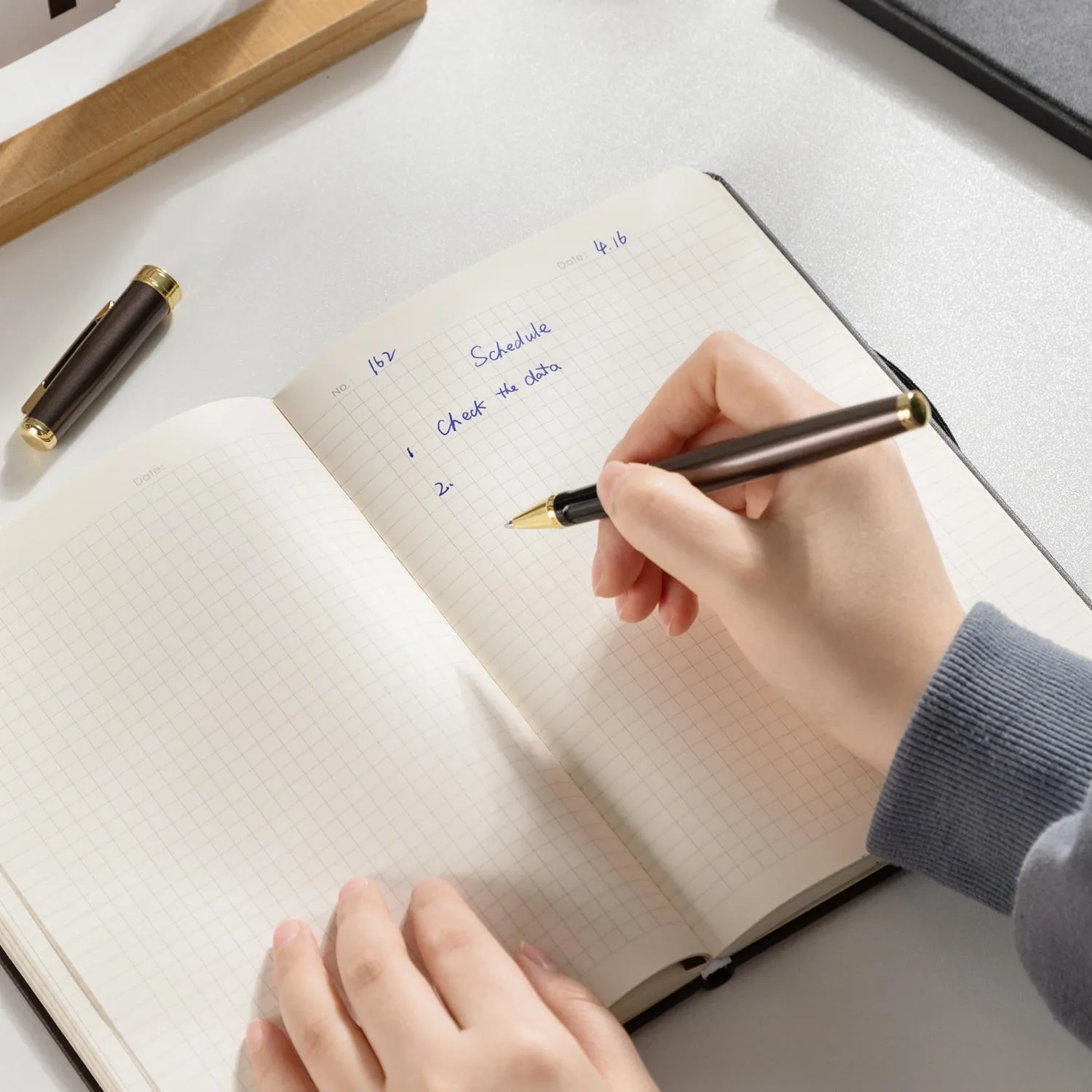 Бизнес-блокнот Deli Squared Notebook A5 из искусственной кожи с резинкой фиксации - Image 6