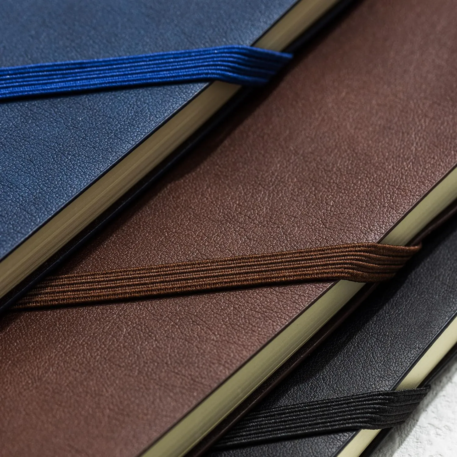 Бизнес-блокнот Deli Squared Notebook A5 искусственная кожа, резинка фиксации, тиснение, синий - Image 3