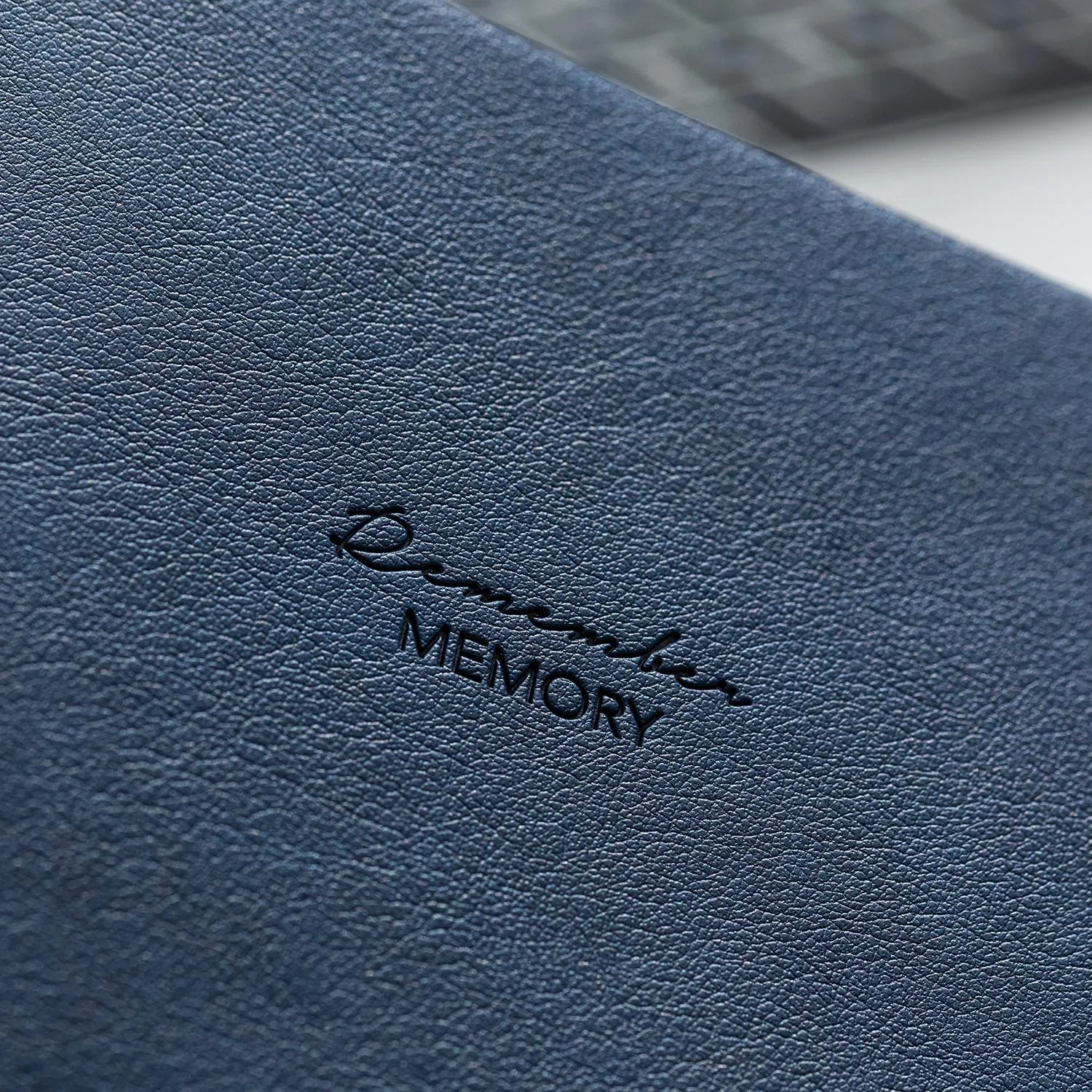 Бизнес-блокнот Deli Squared Notebook A5 искусственная кожа, резинка фиксации, тиснение, синий - Image 4