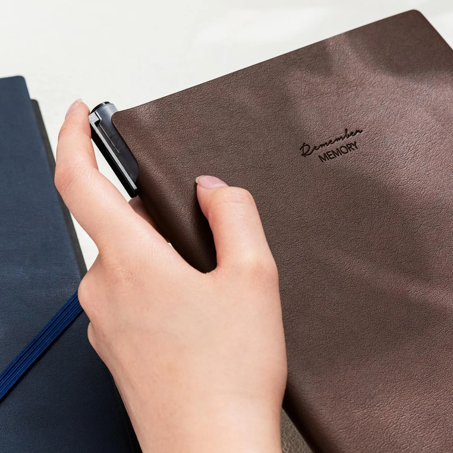 Бизнес-блокнот Deli Squared Notebook A5 искусственная кожа, резинка фиксации, тиснение, синий - Image 6