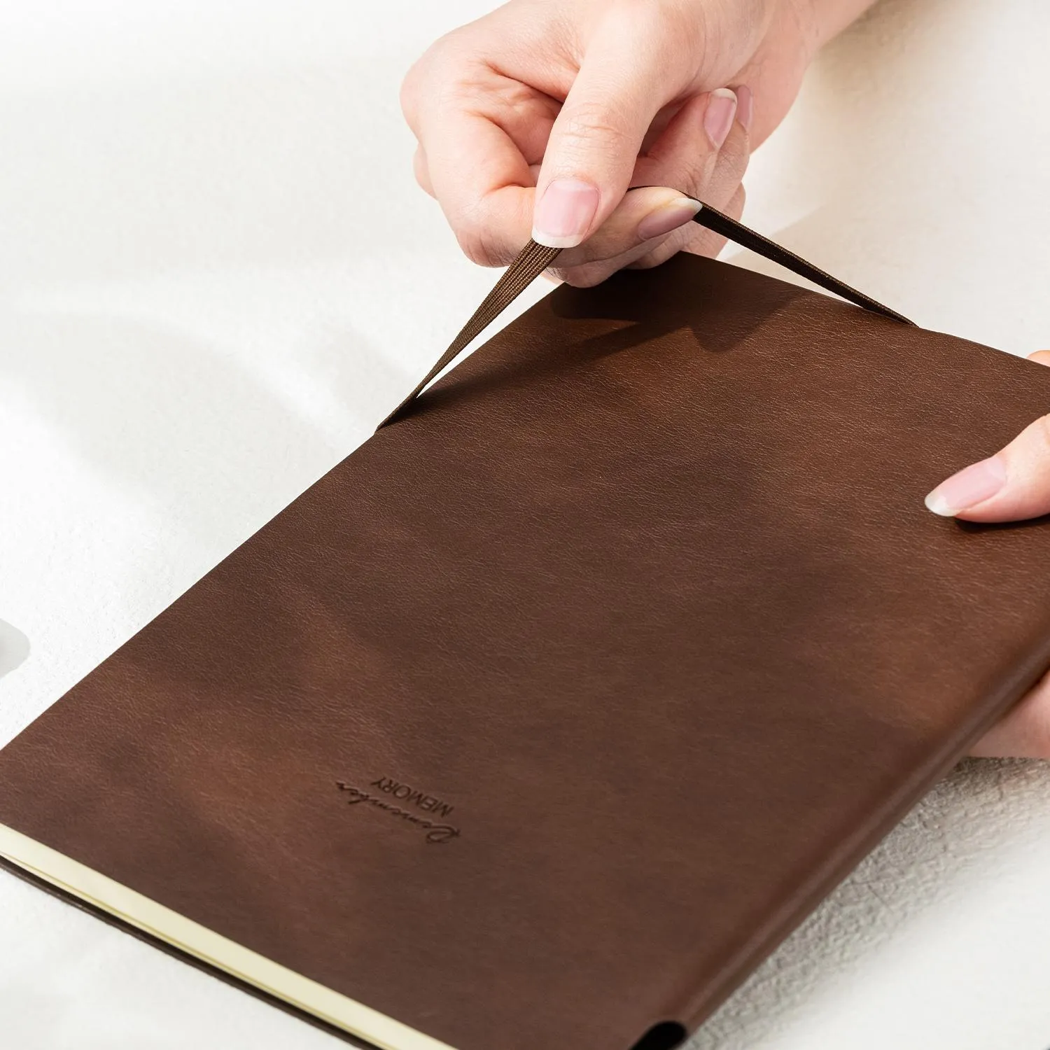 Бизнес-блокнот Deli Squared Notebook A5 искусственная кожа, резинка фиксации, тиснение, синий - Image 7