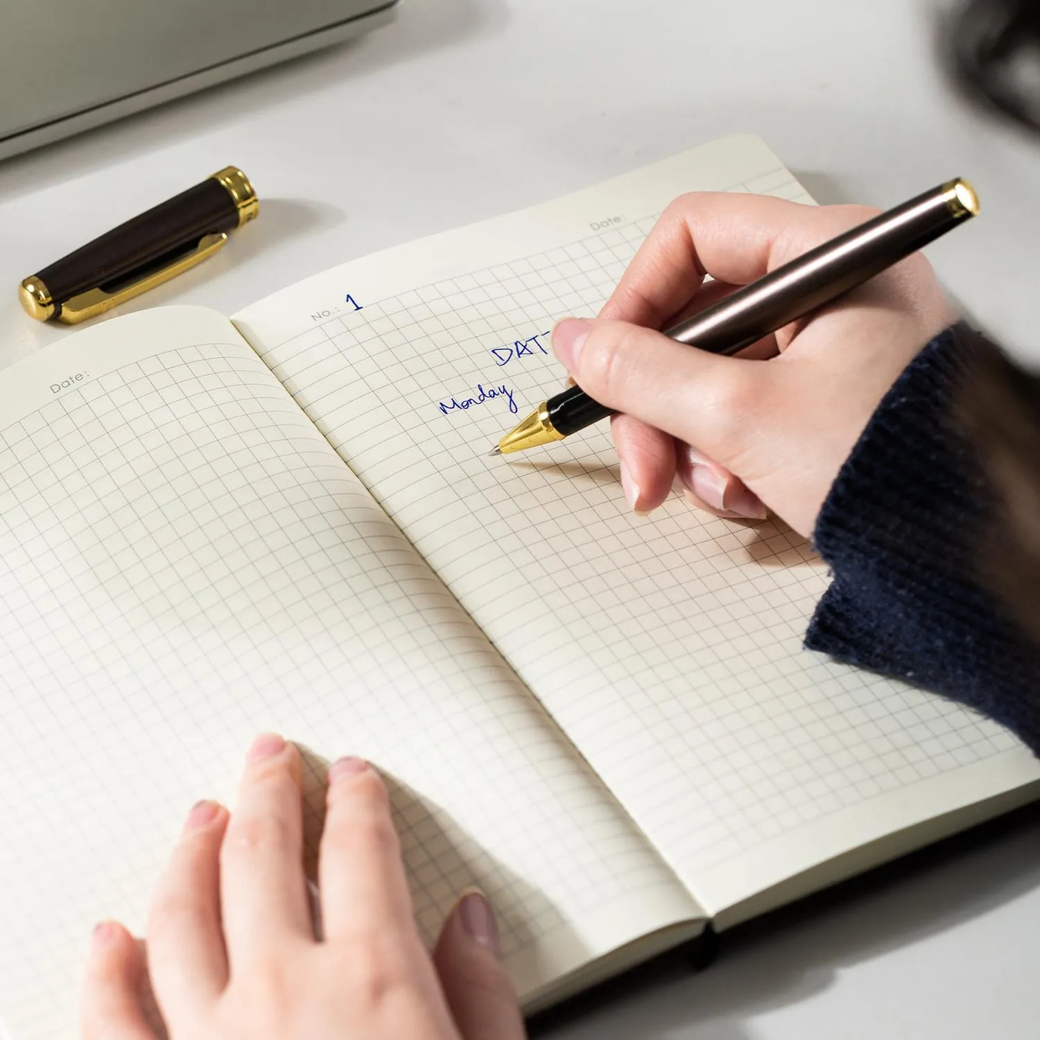 Бизнес-блокнот Deli Squared Notebook A5 искусственная кожа, резинка фиксации, тиснение, синий - Image 8