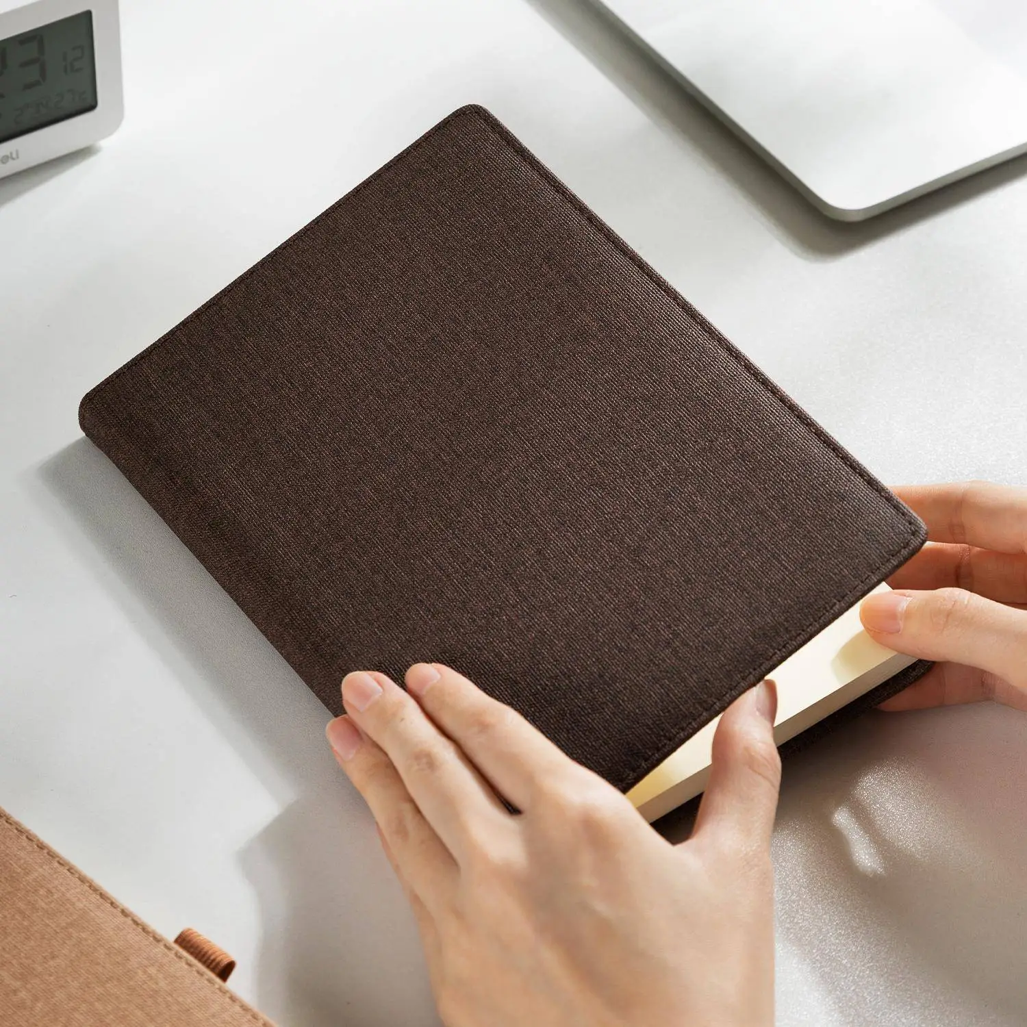 Бизнес-блокнот Deli Squared Notebook А5 96 листов, клетка, экокожа 21×14,3 см - Image 10
