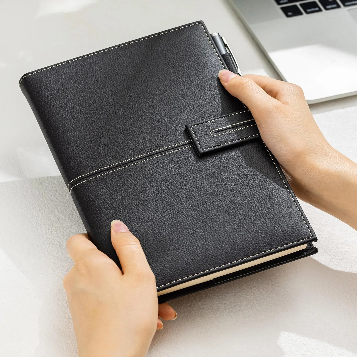 Бизнес-блокнот Deli Squared Notebook А5 120 л., клетка, экокожа, магнит 21×14,3 см - Image 4