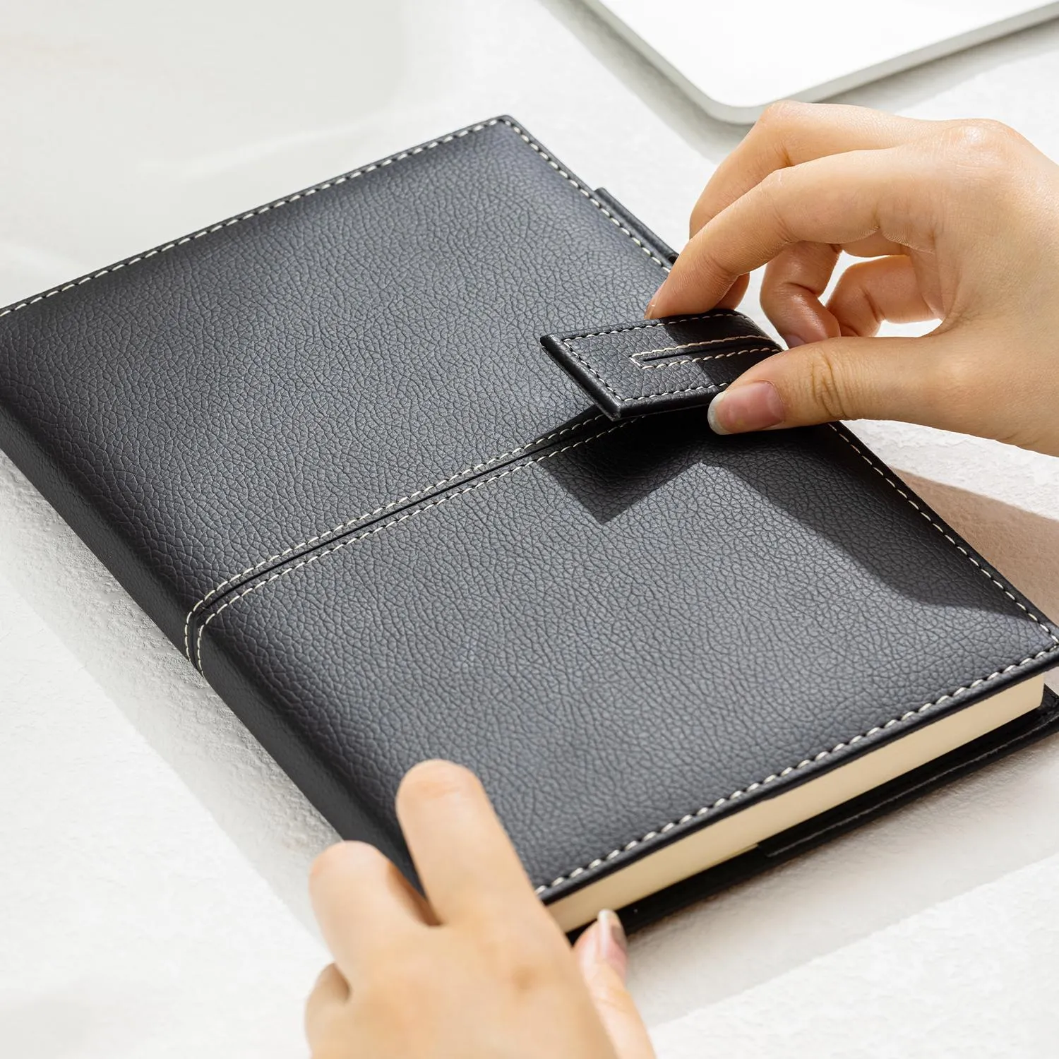 Бизнес-блокнот Deli Squared Notebook А5 120 л., клетка, экокожа, магнит 21×14,3 см - Image 5